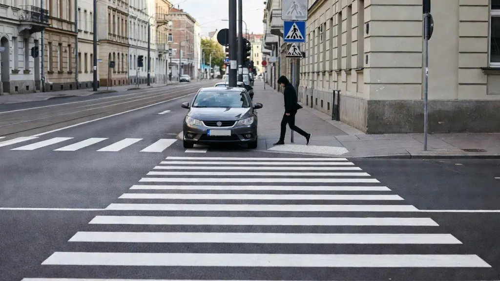 Mandat za nieprzepuszczenie pieszego – ile wynosi i kiedy grozi?